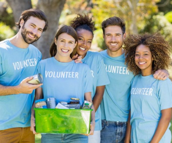 portrait-of-volunteer-group-holding-box-at-dr-oduro-foundation